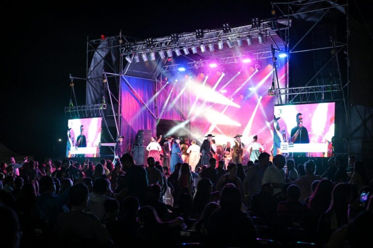 Lee más sobre el artículo Este fin de semana, cinco pueblos harán bailar y cantar al público en sus fiestas de verano