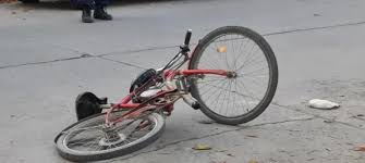 Lee más sobre el artículo Córdoba: sus amigos le aflojaron una rueda de la bicicleta como broma, se cayó y está grave