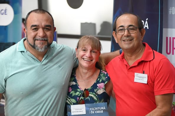 Lee más sobre el artículo Entrega de escrituras en Villa Mercedes: el intendente Frontera acompañó al gobernador Poggi