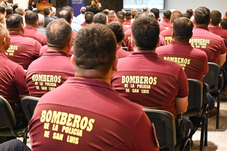 Lee más sobre el artículo El cuerpo de Bomberos de la Policía celebró 79 años de vida y recibirá nuevos equipos