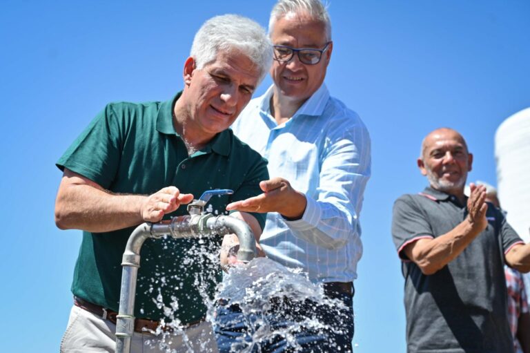 Lee más sobre el artículo El Gobernador inauguró el Troncal Sur del acueducto San Martín y garantizó acceso al agua para la región Norte Serrano