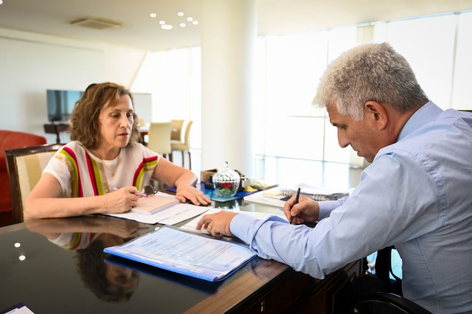 Lee más sobre el artículo El gobernador Poggi firma decreto para la adquisición de 26 nuevas ambulancias para toda la provincia