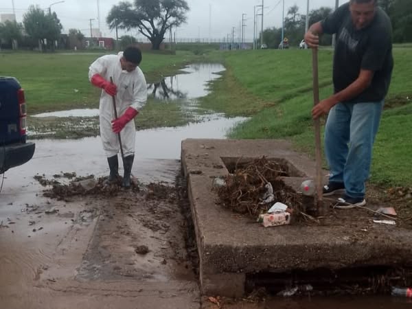 Lee más sobre el artículo Refuerzan la limpieza de desagües pluviales y bocas de tormenta en La Ribera