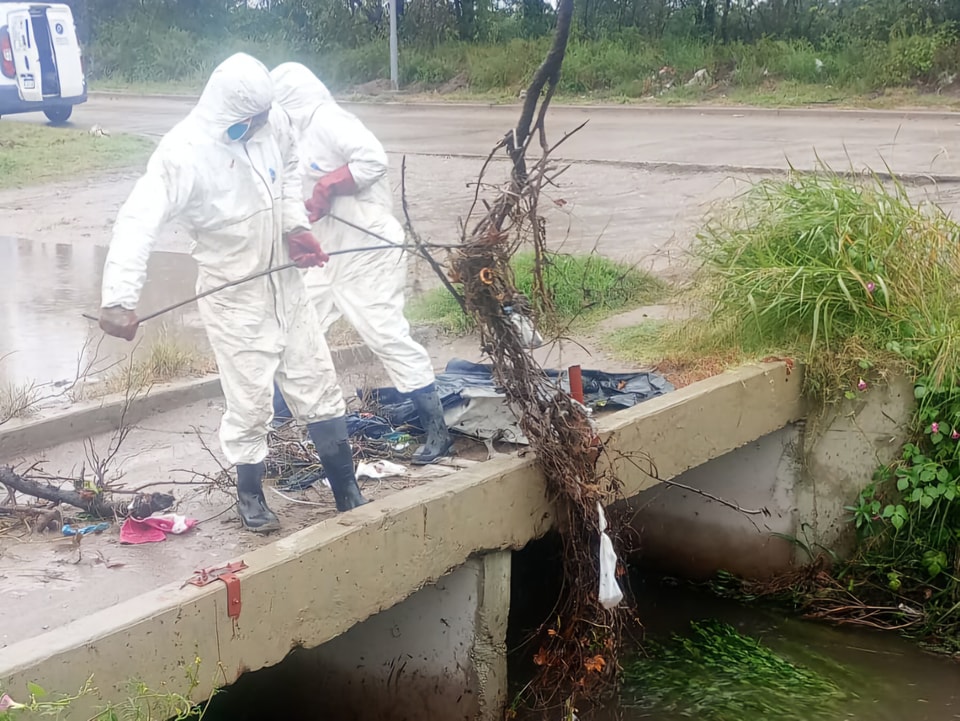 Lee más sobre el artículo La Municipalidad continúa con el mantenimiento de desastres pluviales y bocas de tormenta