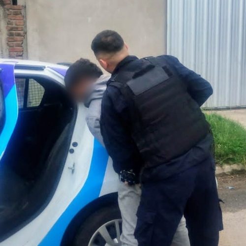 Lee más sobre el artículo Villa Mercedes: Policía detiene a un hombre que merodeaba por los techos de viviendas en el barrio La Ribera