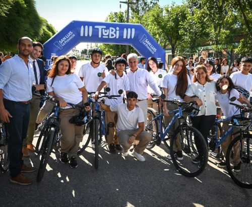 Lee más sobre el artículo El gobernador Poggi entrega bicicletas del Plan TuBi a estudiantes de Fraga