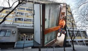 Lee más sobre el artículo Relatos Salvajes en La Plata: rompió una ventana de vidrio porque tardaron mucho en atenderla