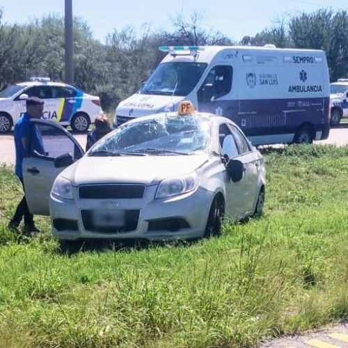 Lee más sobre el artículo Tres heridos tras el vuelco de un automóvil en la Autopista de las Serranías Puntanas