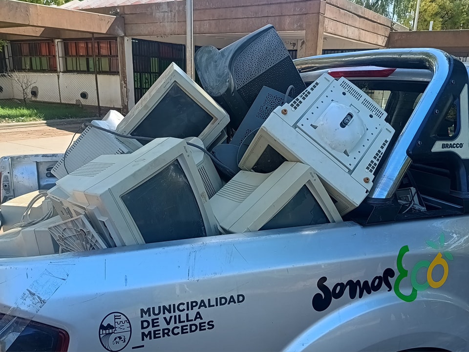 Lee más sobre el artículo Retiran más de 30 monitores en desuso del Centro N° 10 Ramiro Podetti para su disposición final