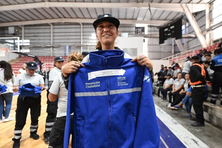 Lee más sobre el artículo Maxi Frontera participó en la entrega de indumentaria invernal para el personal de Prevención Ciudadana