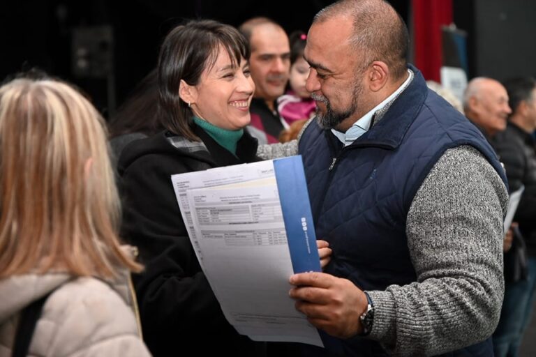 Lee más sobre el artículo Nueva entrega de escrituras en la ciudad: más familias acceden a la seguridad jurídica de su hogar