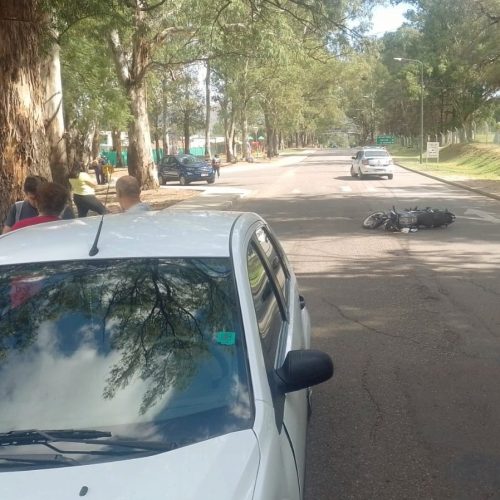 Lee más sobre el artículo Accidente en Juana Koslay entre un auto y una moto: una joven resultó herida