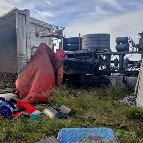 Lee más sobre el artículo Un camión cargado de papas volcó en la Ruta Nacional 188: el conductor resultó ileso
