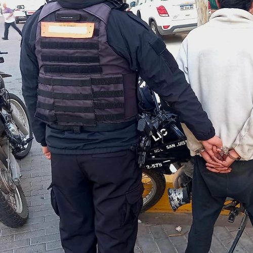 Lee más sobre el artículo Demoran a un hombre por exigir dinero a turistas en el centro de San Luis