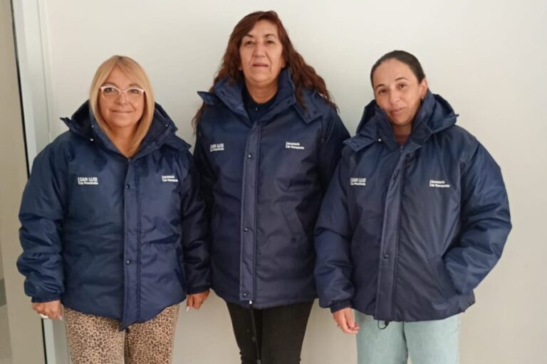 Lee más sobre el artículo Reconocimiento y renovación: entregaron indumentaria de invierno a casi 200 trabajadores de la Secretaría de Transporte