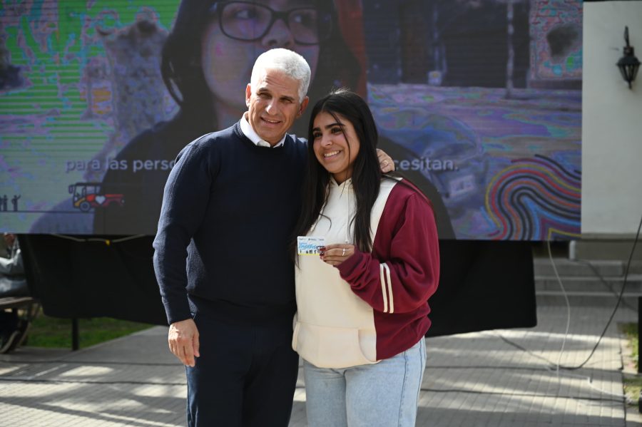 Lee más sobre el artículo Poggi y Frontera entregaron 300 boletos estudiantiles en el ex Colegio Nacional de Villa Mercedes