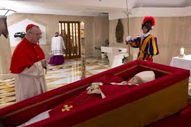 Lee más sobre el artículo El Vaticano difundió las primeras imágenes del féretro del papa Francisco