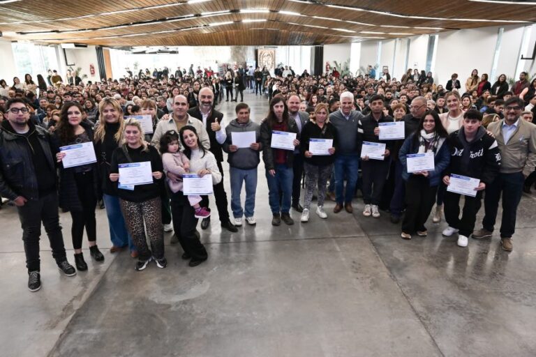 Lee más sobre el artículo Más de mil emprendedores consolidan sus proyectos con financiamiento del Gobierno provincial
