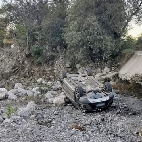 Lee más sobre el artículo Villa de Merlo: un automóvil cayó al cauce de un arroyo tras sufrir un desperfecto mecánico