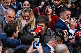 Lee más sobre el artículo “Ese micrófono me pegó a propósito”: Javier Milei se cruzó con un notero de C5N tras votar en la UTN