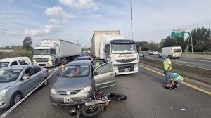 Lee más sobre el artículo Murió un motociclista luego de chocar con un micro y ser atropellado por un auto