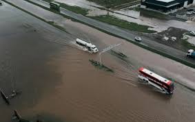 Lee más sobre el artículo Otro micro con niños varado por la inundación: 37 chicos atrapados hace más de 10 horas en la ruta