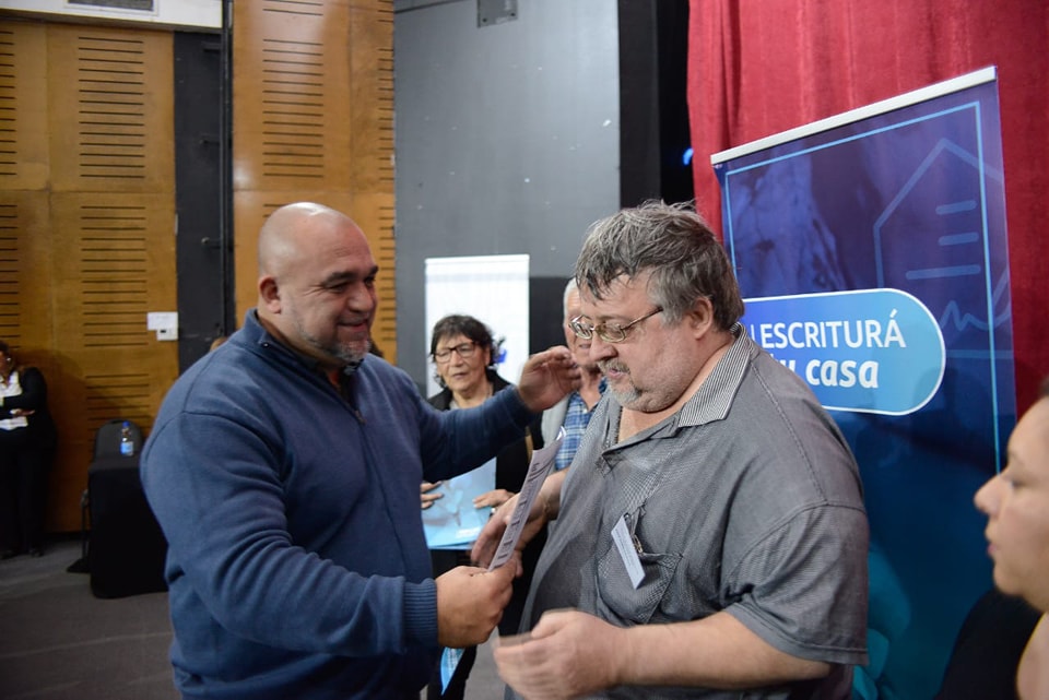 Lee más sobre el artículo Nueva entrega de escrituras a familias de Villa Mercedes a través del plan “Escriturá Tu Casa”