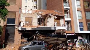 Lee más sobre el artículo Derrumbe fatal en Córdoba: comenzó la demolición del hostel y retiraron un auto que había quedado atrapado
