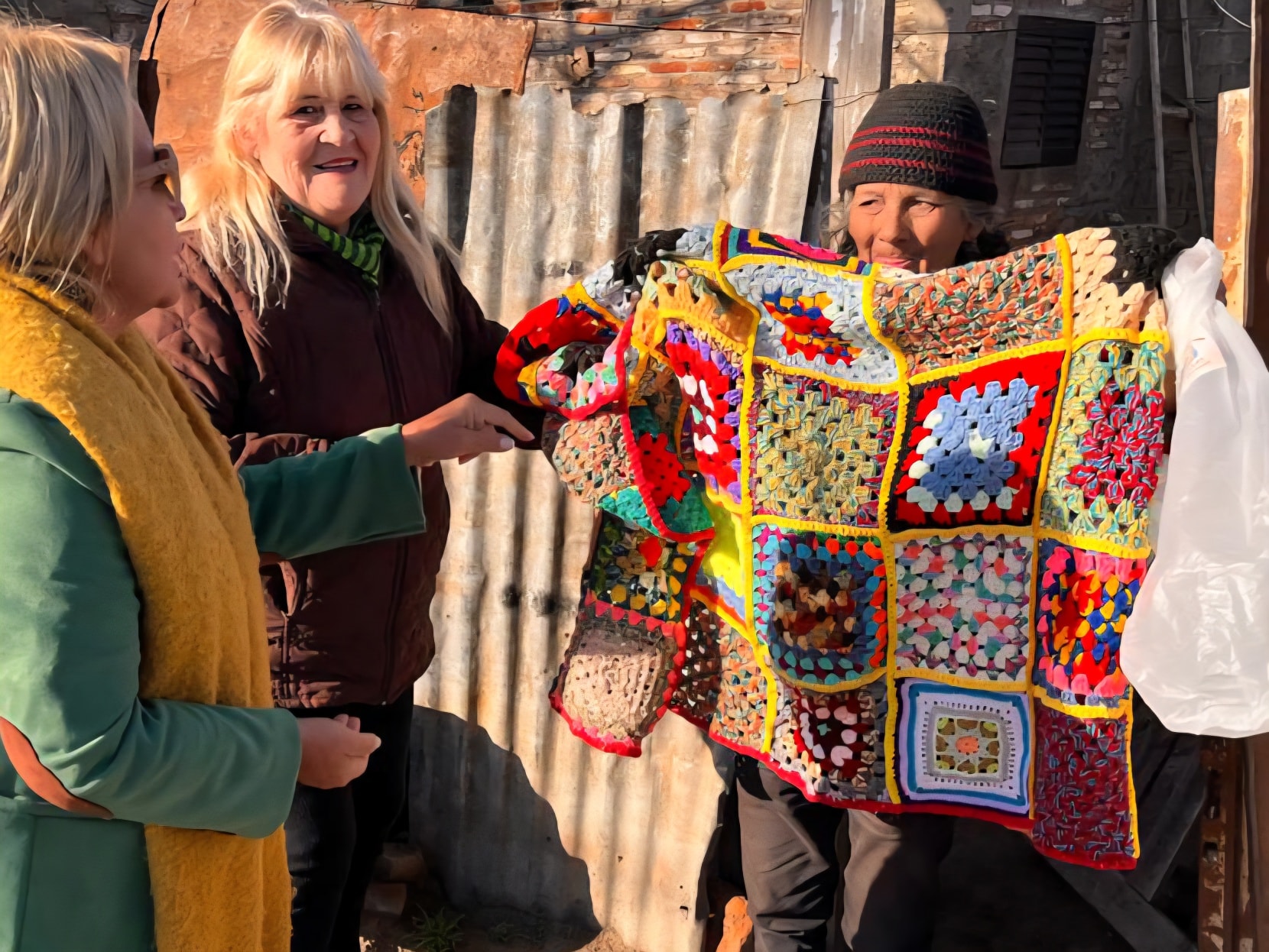Lee más sobre el artículo “Mantas que Abrazan”: nueva entrega de tejidos solidarios en distintos barrios de la ciudad