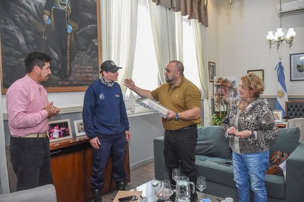 Lee más sobre el artículo Reconocimiento a un héroe local: Maxi recibió al inspector que salvó la vida de una bebé