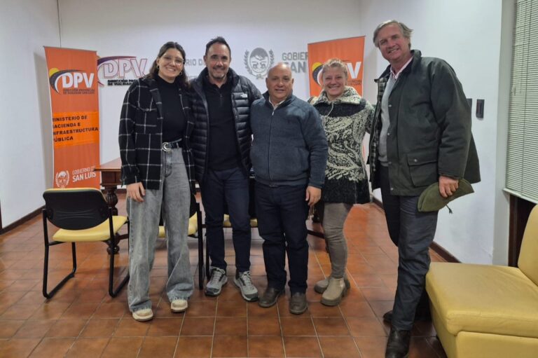 Lee más sobre el artículo Vialidad y productores de Villa Mercedes refuerzan el trabajo conjunto en rutas no pavimentadas