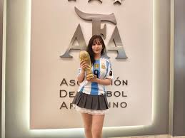 Lee más sobre el artículo Es china y recorre las canchas de Argentina para encontrar al joven que la defendió en la Copa América