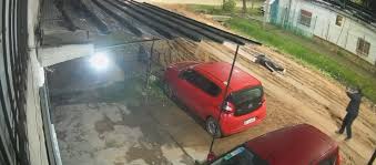 Lee más sobre el artículo IMÁGENES SENSIBLES | Un policía se defendió a los tiros de 5 ladrones: mató a uno, hirió a otro y 3 escaparon