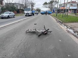 Lee más sobre el artículo Tragedia en La Plata: un ciclista murió tras ser embestido por un camión que se dio a la fuga