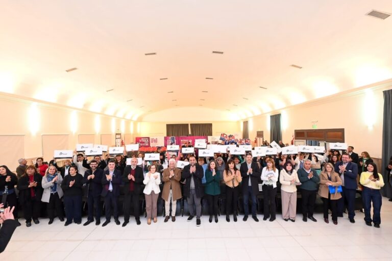 Lee más sobre el artículo Villa Mercedes: entregaron equipamiento y uniformes para el personal de Salud