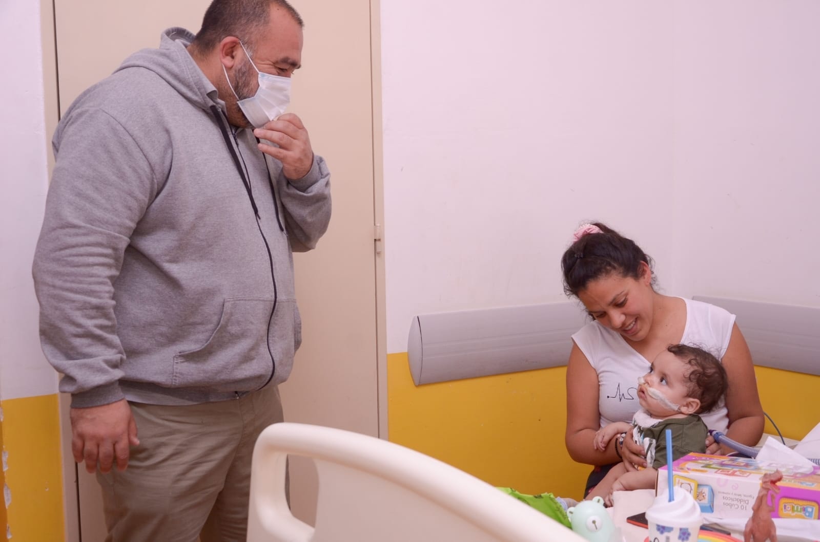 Lee más sobre el artículo Maxi Frontera celebró el Día del Niño junto a pacientes pediátricos y familias en la Maternidad