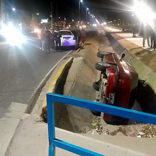 Lee más sobre el artículo San Luis: choque entre dos autos dejó a uno dentro de un canal de desagüe