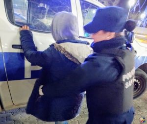 Lee más sobre el artículo Villa Mercedes: Demoran a una pareja que intentaba abrir vehículos en la terminal de ómnibus