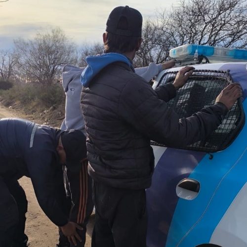 Lee más sobre el artículo Villa Mercedes: la Policía demoró a dos sujetos por el robo y desmantelamiento de un automóvil