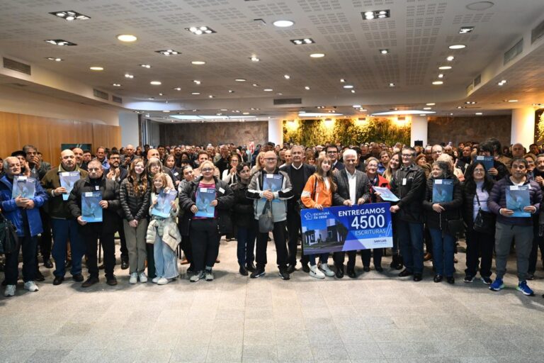 Lee más sobre el artículo Más sanluiseños cumplen el sueño de tener su casa legalmente propia