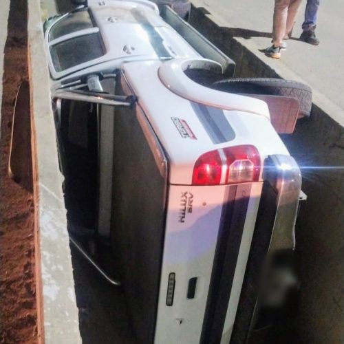 Lee más sobre el artículo Villa Mercedes: dos jóvenes lesionados tras la caída de una camioneta a un canal