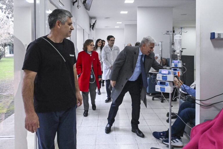 Lee más sobre el artículo Claudio Poggi visitó el Centro Oncológico Integral y dialogó con pacientes y personal de salud