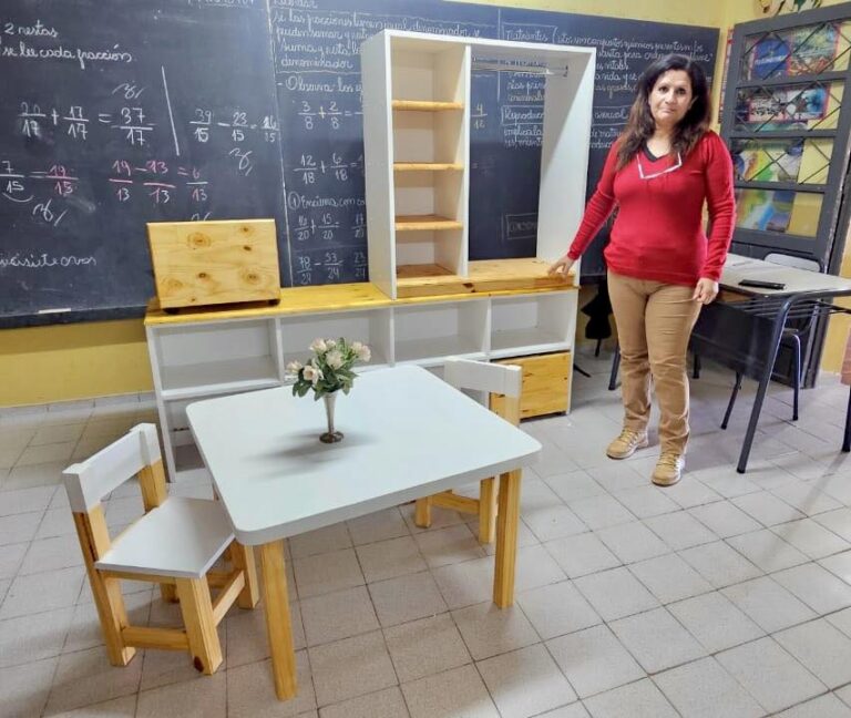 Lee más sobre el artículo Entregaron muebles escolares hechos por internos penitenciarios durante los festejos del Día del Niño en La Botija