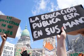 Lee más sobre el artículo Tras el paro, el Gobierno otorgó un aumento del 7,5% a los docentes universitarios