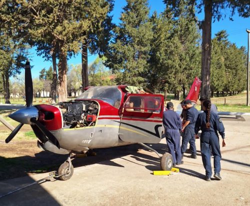 Lee más sobre el artículo Estudiantes de Villa Mercedes aprenden aeronáutica con un avión real donado por la Justicia