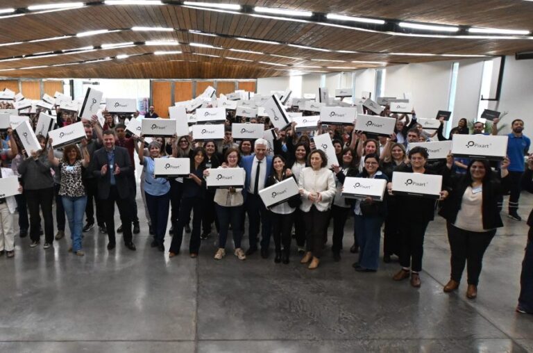 Lee más sobre el artículo Poggi entregó notebooks e indumentaria a trabajadores de la salud del departamento Pueyrredón