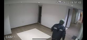 Lee más sobre el artículo La Plata: violento robo en un edificio de La Loma quedó registrado en video