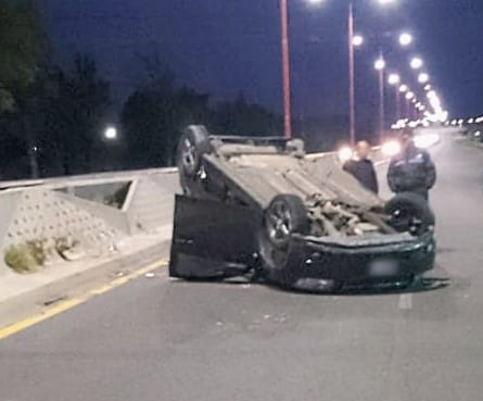 Lee más sobre el artículo San Luis: un automóvil volcó en la avenida Circunvalación; no hubo heridos