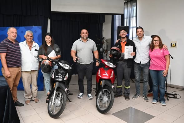 Lee más sobre el artículo Entregaron las motos sorteadas en La Rural y el Compre Local