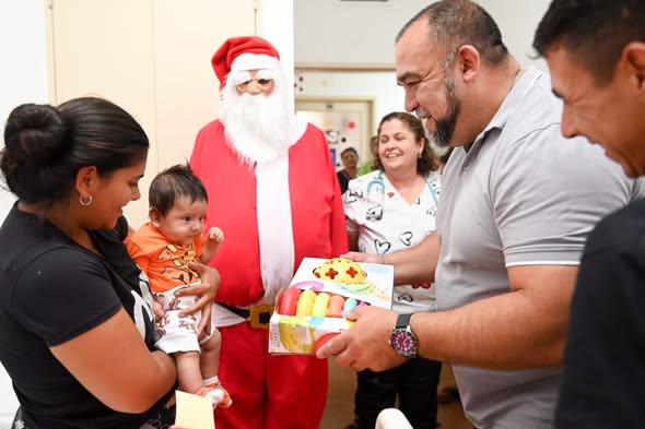 Lee más sobre el artículo El intendente llevó regalos a los niños y niñas de la Maternidad y el Policlínico en Navidad